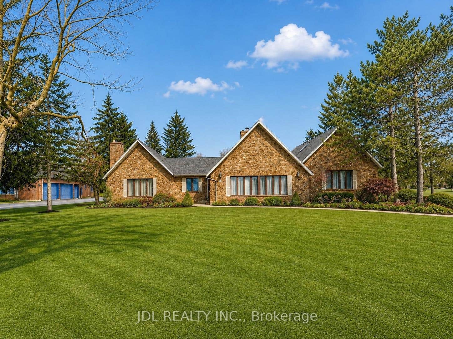 2033 Niagara River Parkway