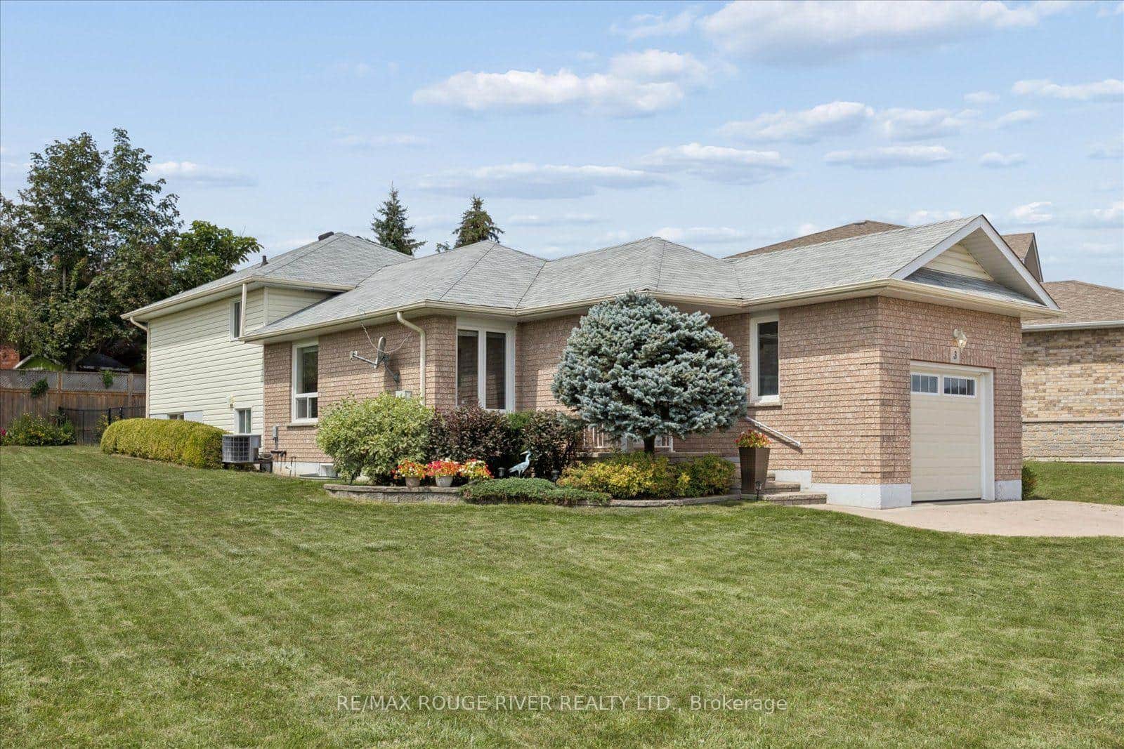 4 Level backsplit on huge private pie shaped lot!