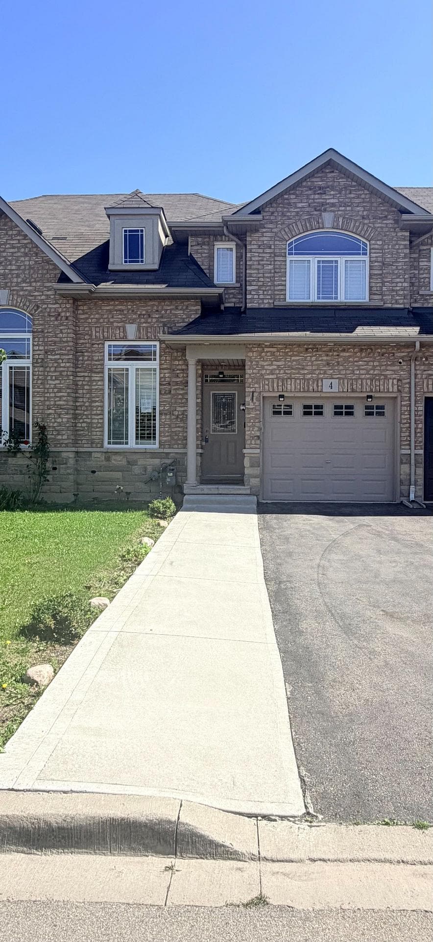 4 Charleswood Crescent