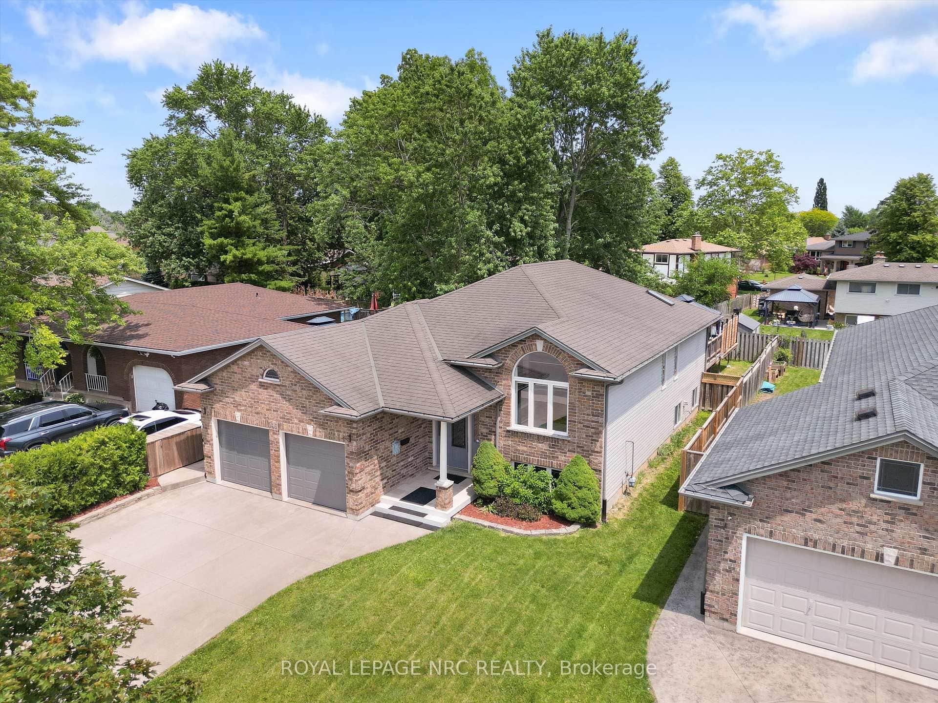 Approximately 2581 Sq Ft (AG/BG)
