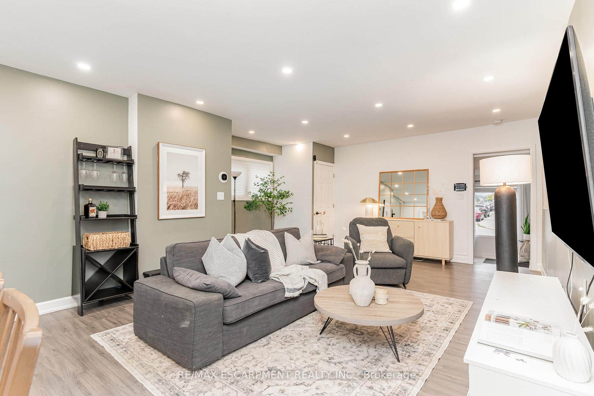 4 Robins Avenue