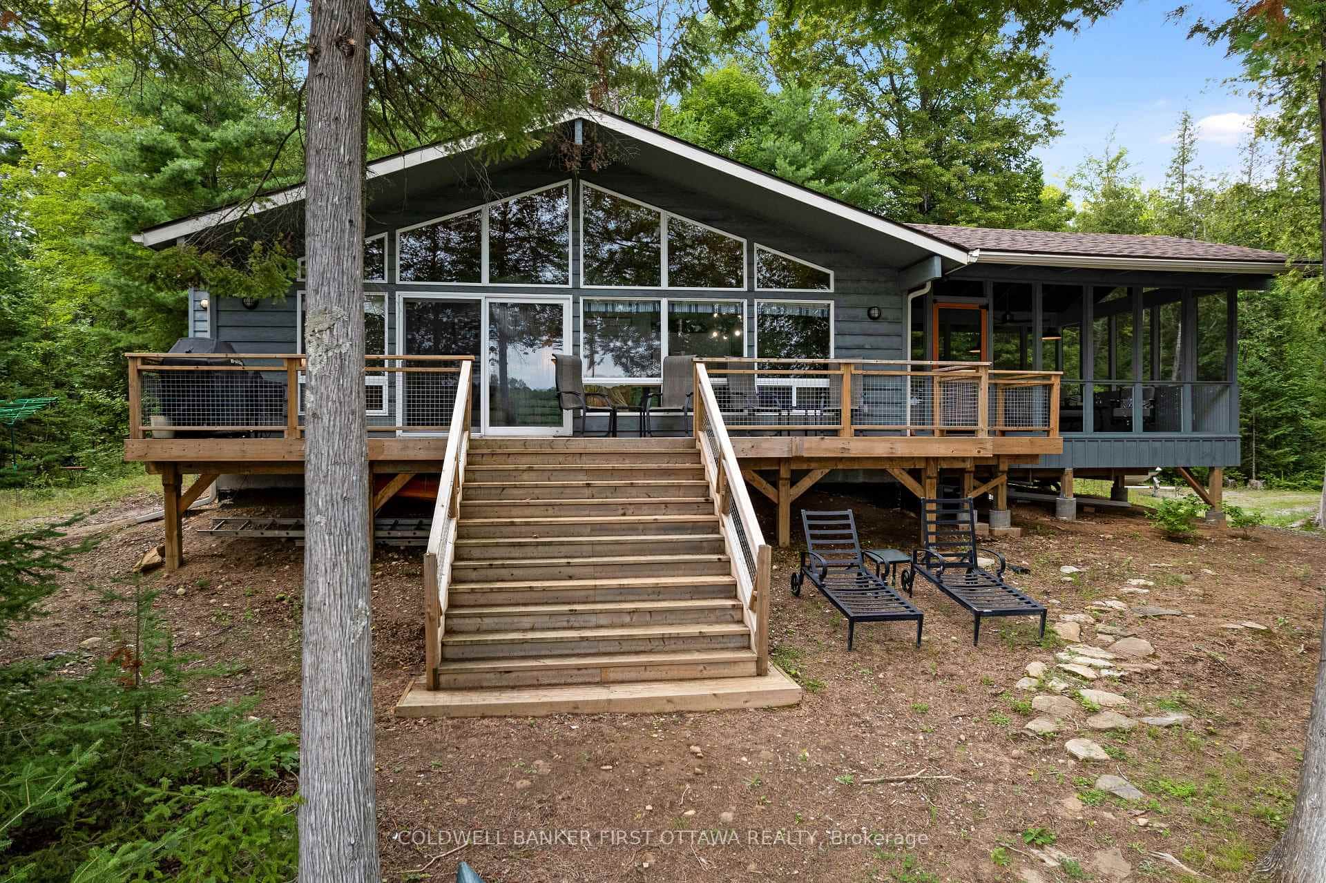 Gracefully renovated cottage on Canonto Lake