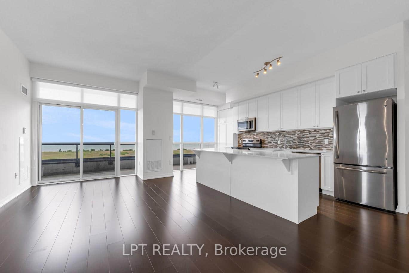 560 North Service Road Unit 901