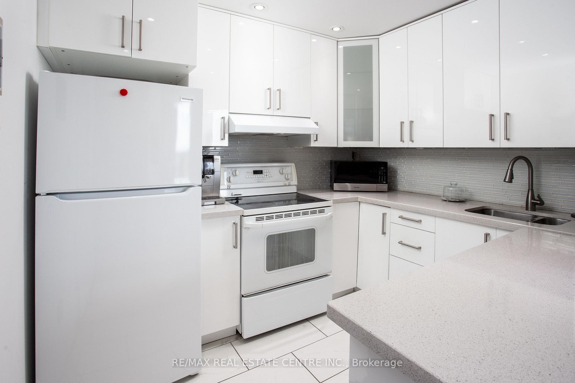 25 Agnes Street Unit PH06(1206)