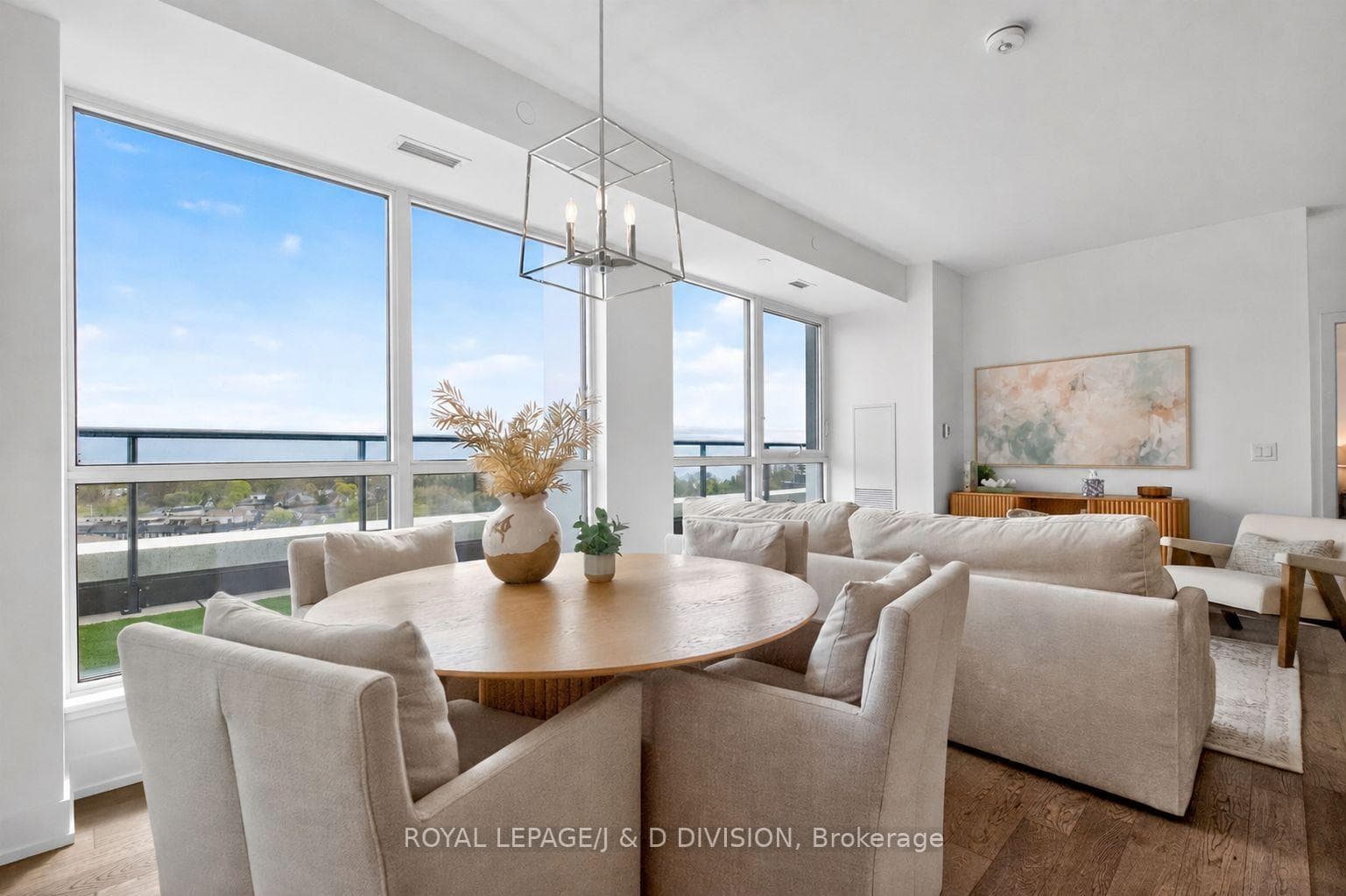 1063 Douglas McCurdy Common Unit 903