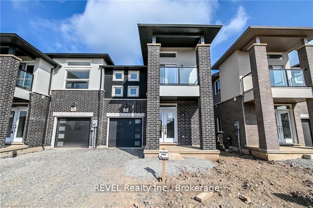 77 Renfrew Trail Unit UPPER