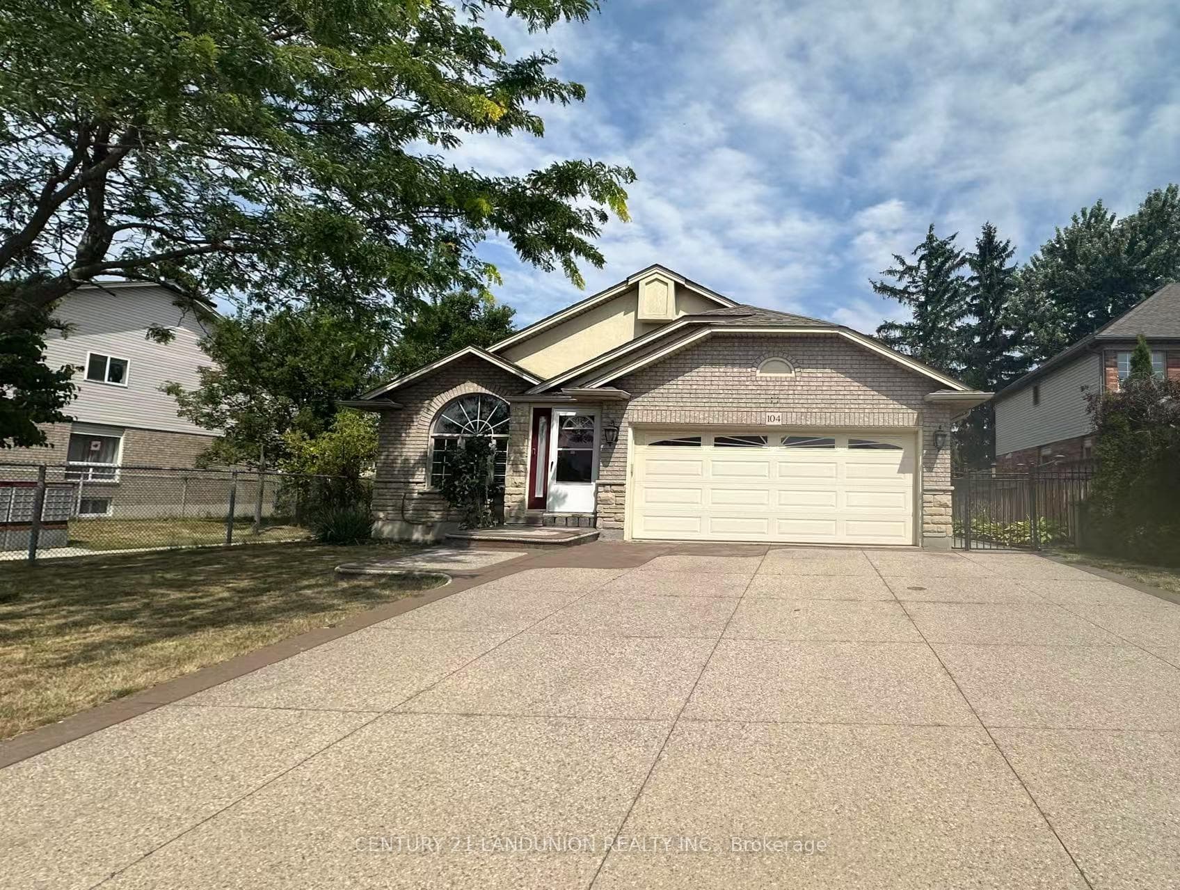 104 Hepburn Crescent