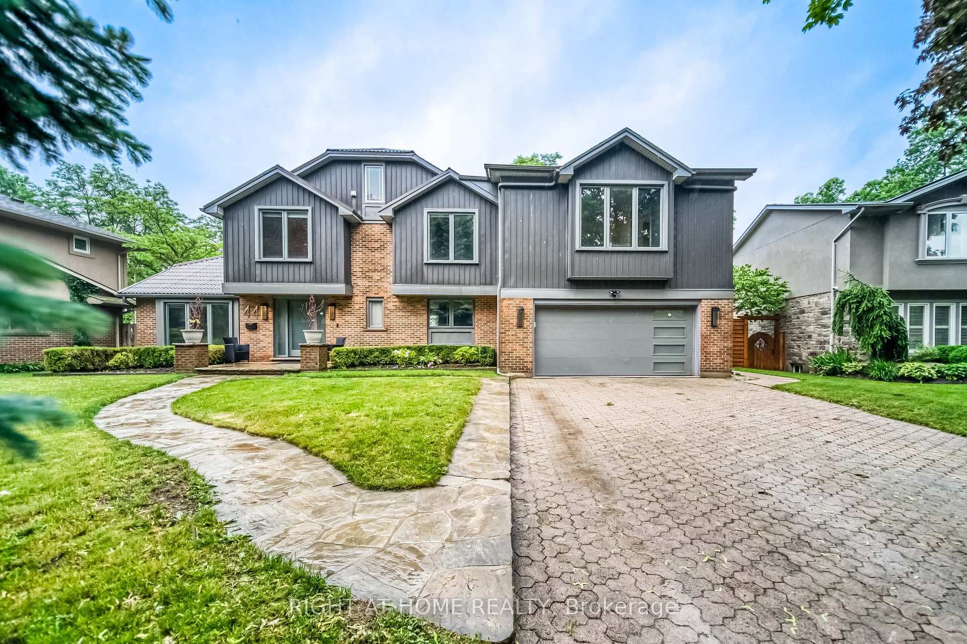 44 ROYAL HENLEY Boulevard