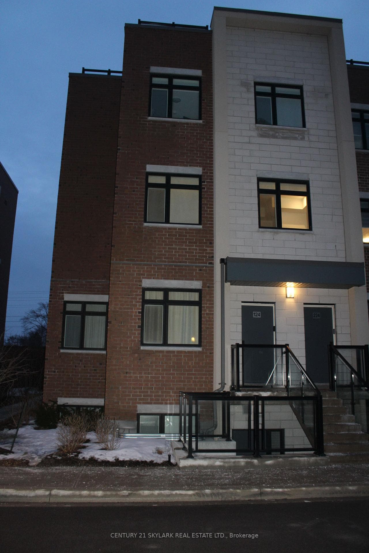 1070 Douglas McCurdy Common Unit 124