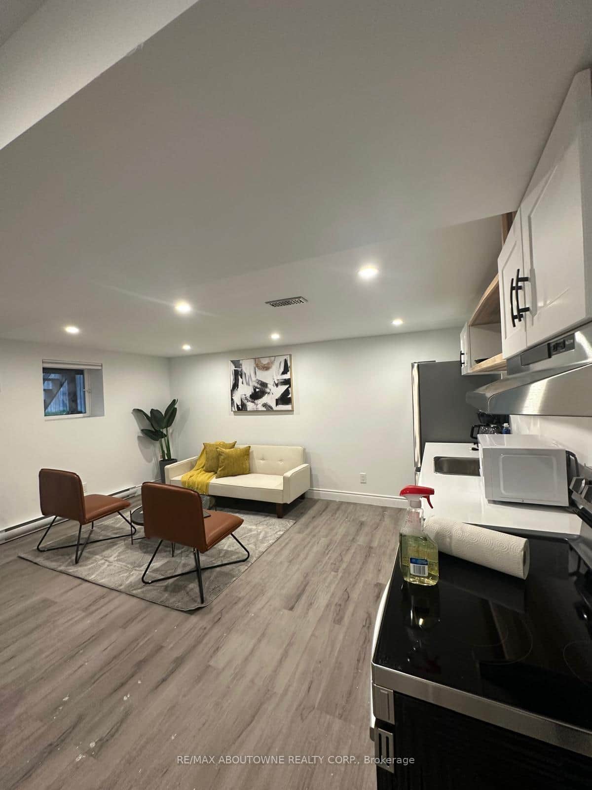 66 Wellington Street Unit lower
