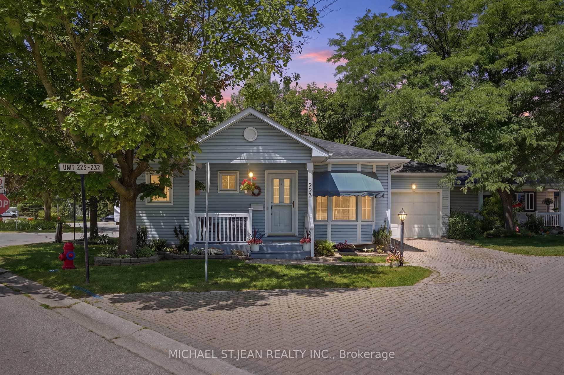 225 Silverbirch Boulevard