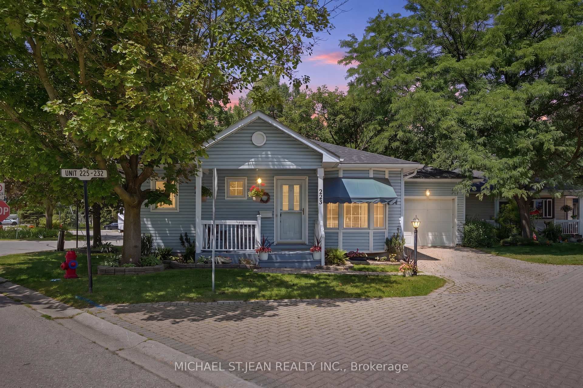 225 Silverbirch Boulevard