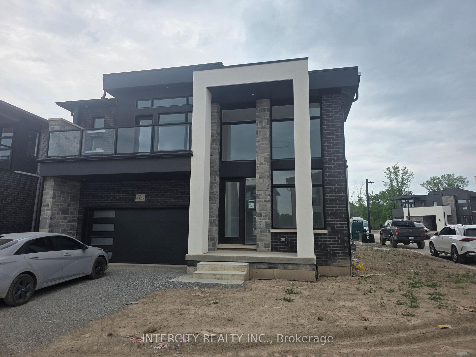 6353 Sunshine Common