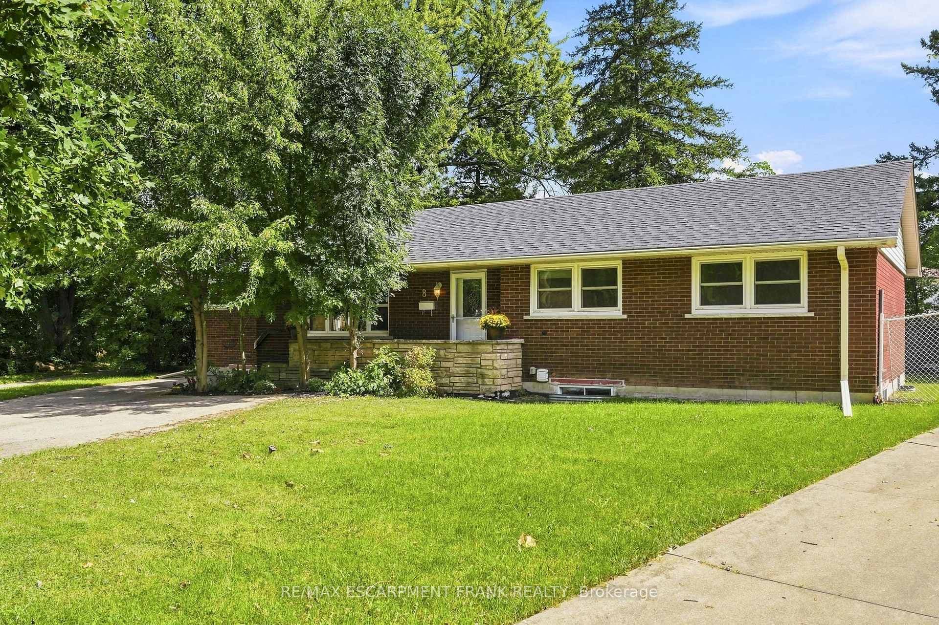 8 EMMING Court