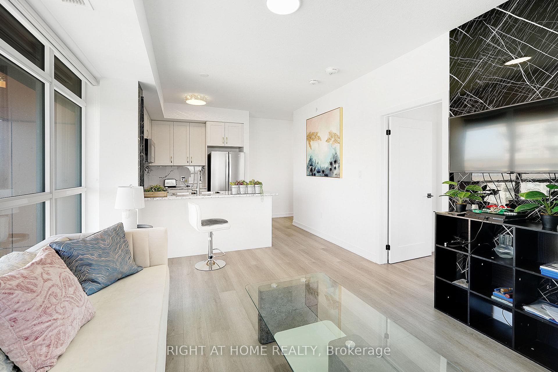 460 Dundas Street Unit 905