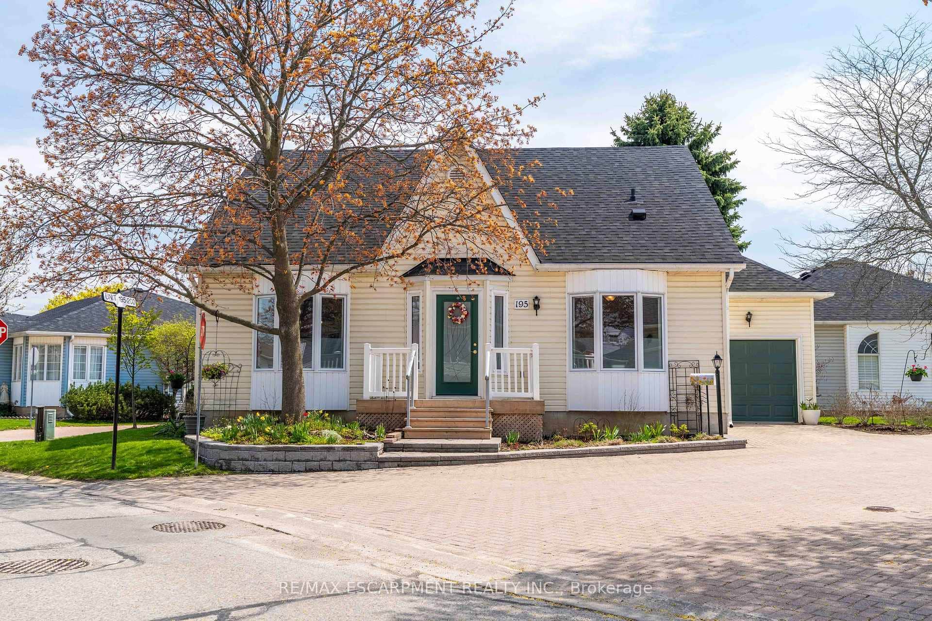 195 Silverbirch Boulevard