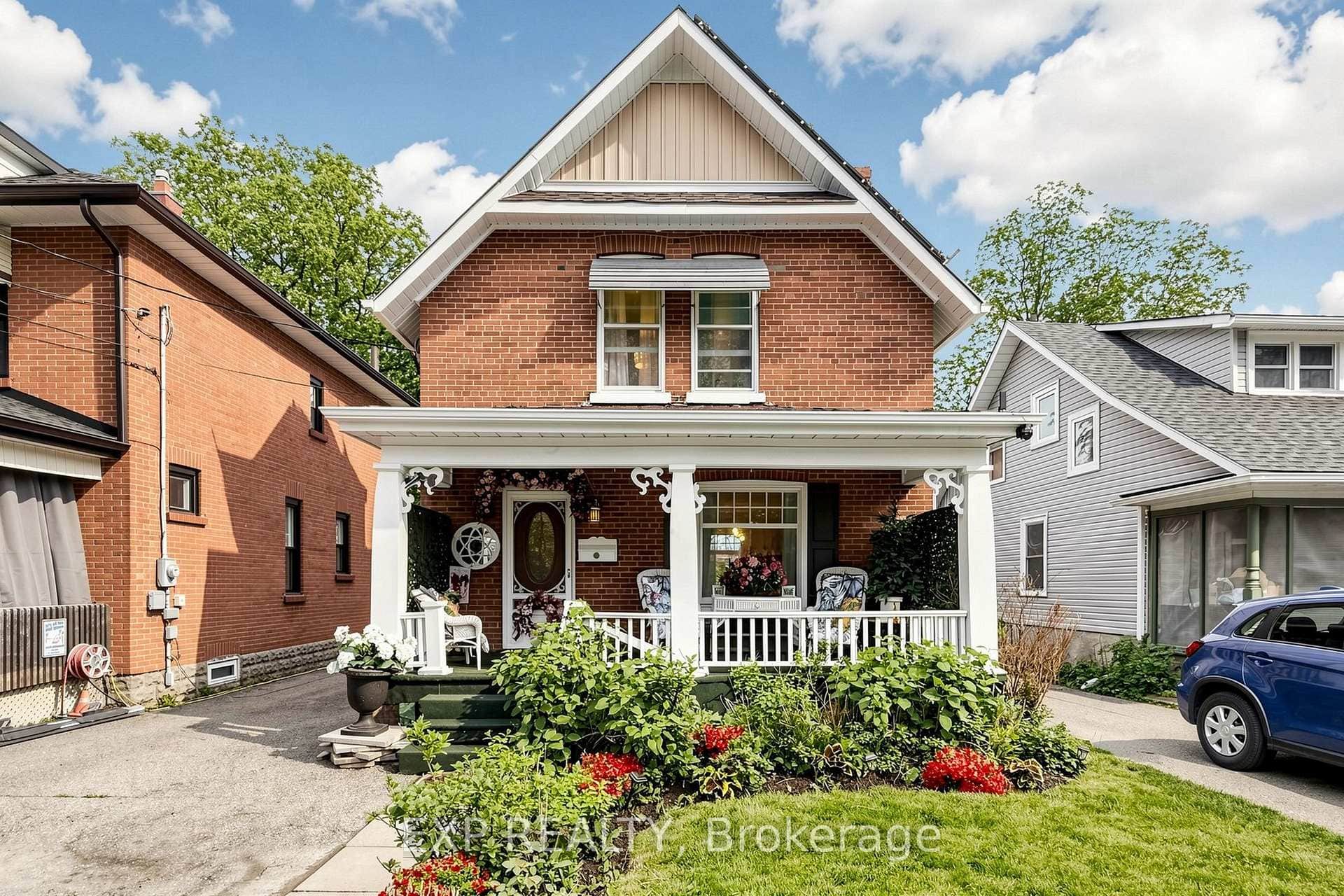 28 Simcoe Street