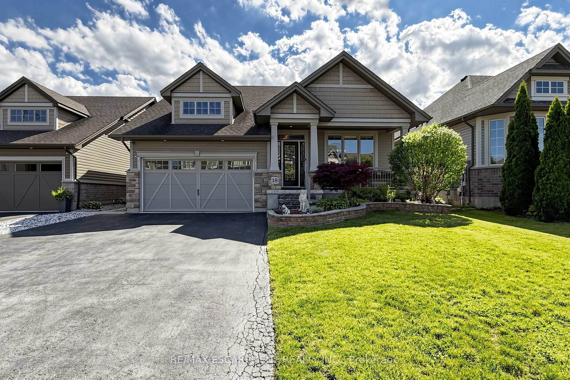 Large Driveway for 4+ Car Parking