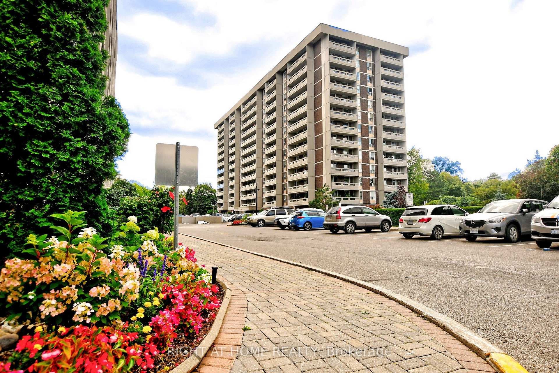 60 Inverlochy Boulevard Unit 806