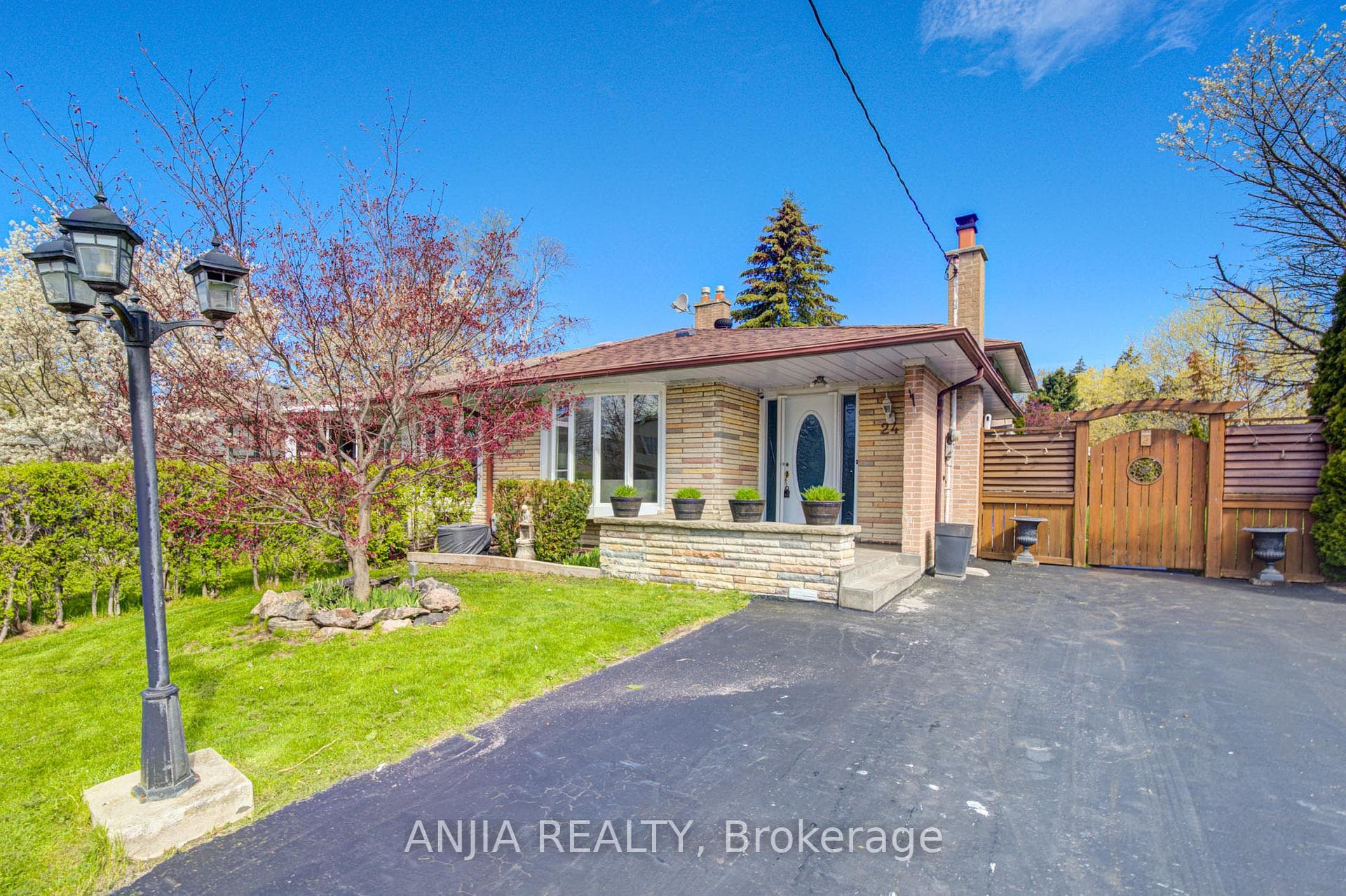 24 Friar Tuck Road