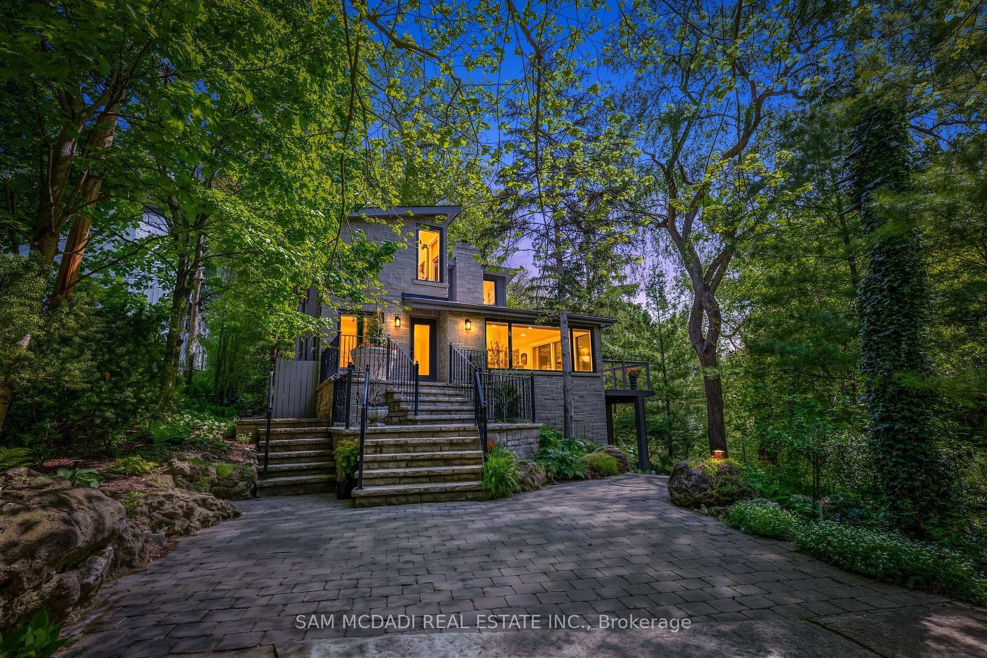 1273 Queen Victoria Avenue