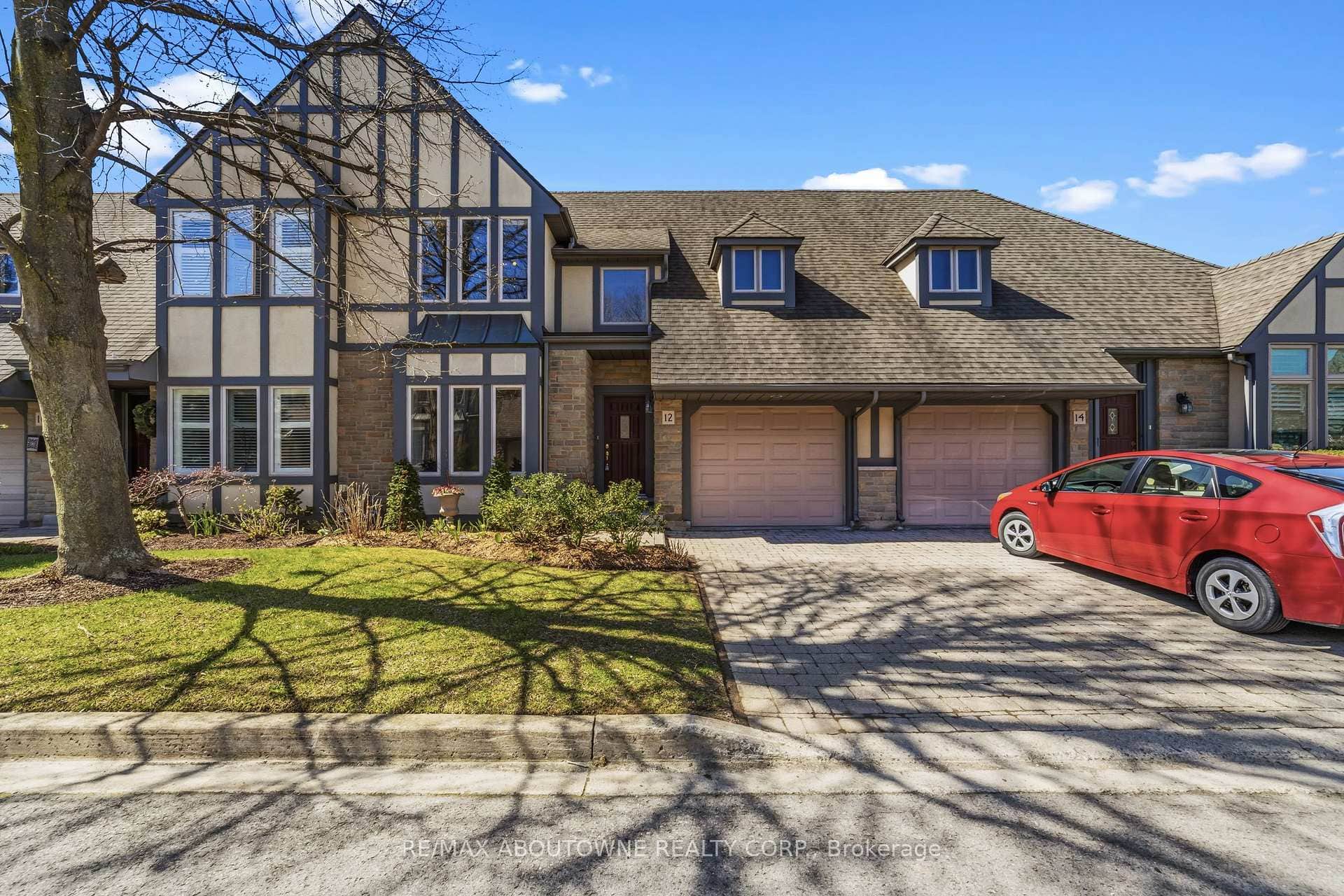 575 Simcoe Street Unit 12