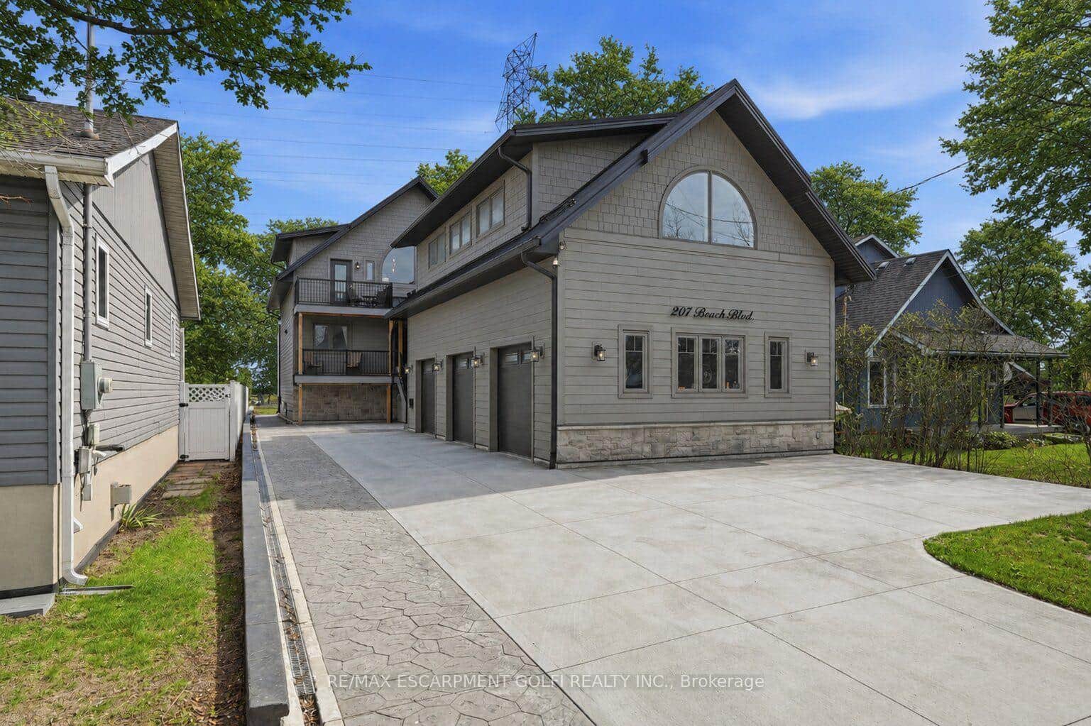 207 BEACH Boulevard