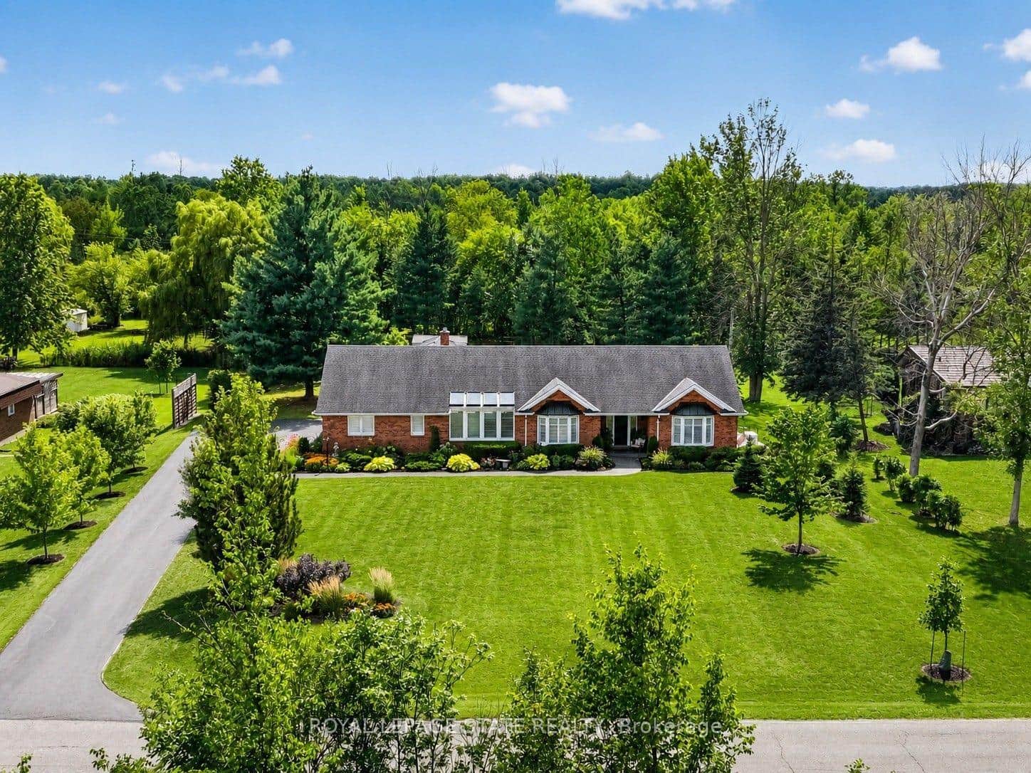 233 CAIRNS Crescent