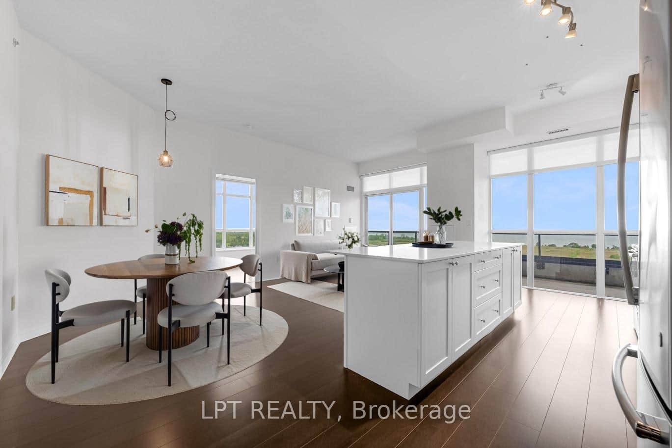 560 North Service Road Unit 901