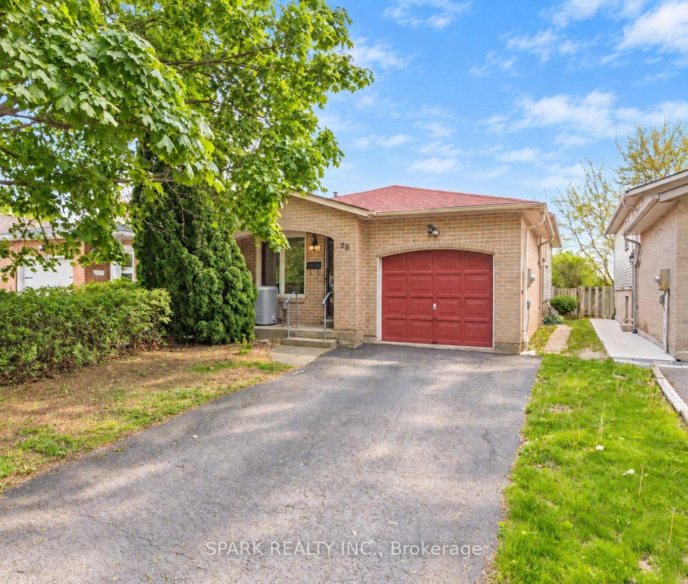 28 Lampman Crescent
