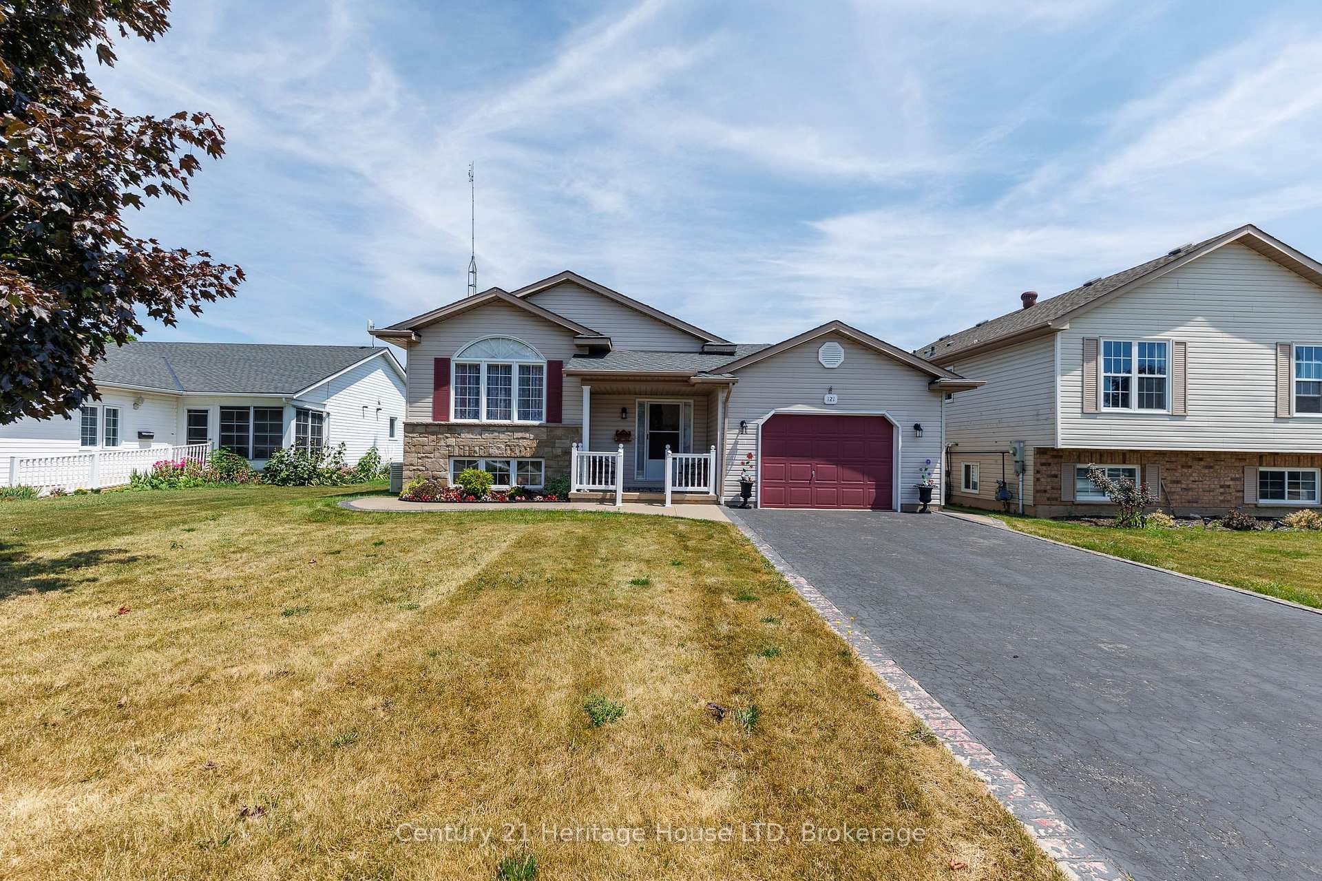 121 Rochelle Crescent