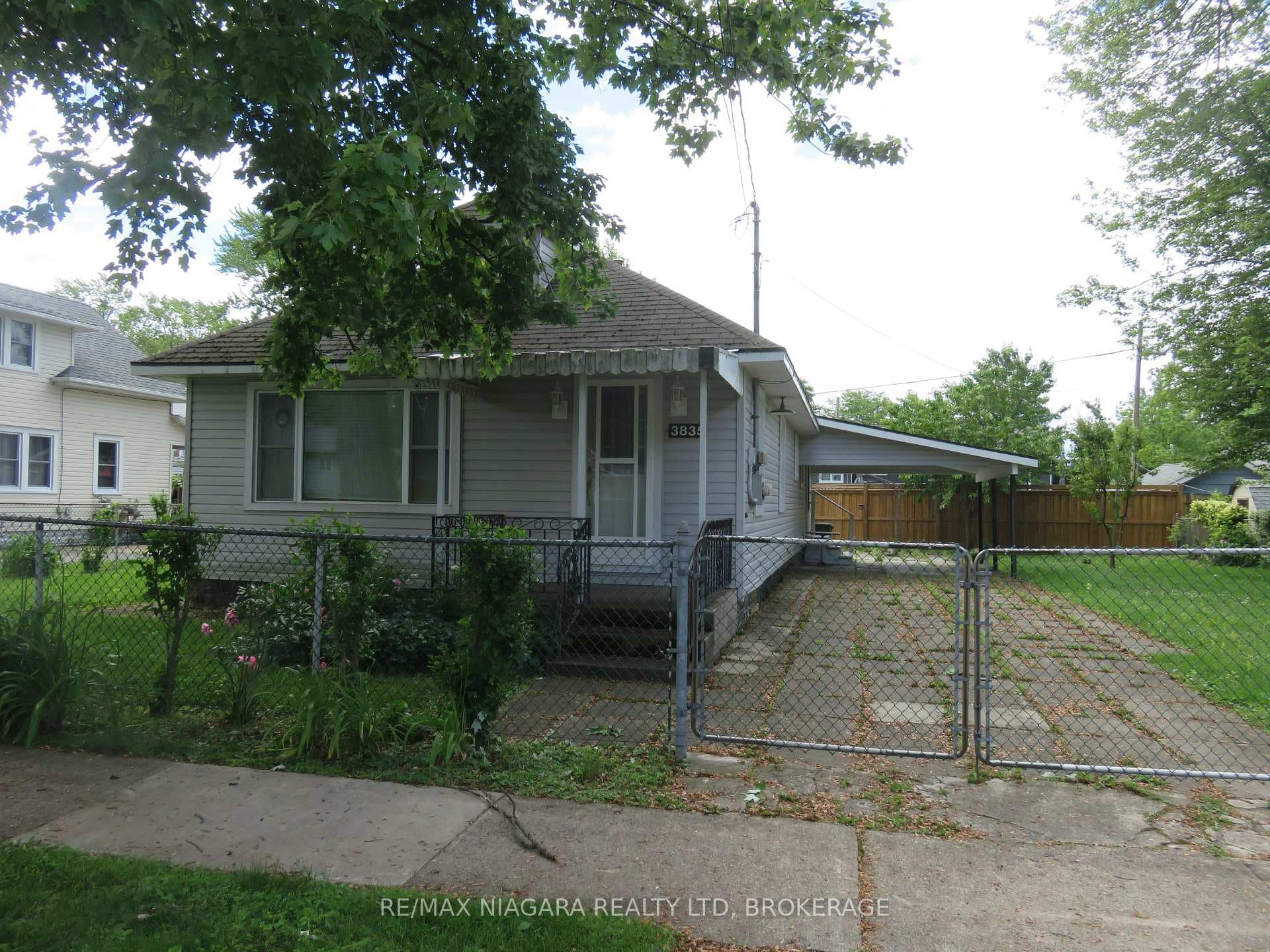 3835 Roxborough Avenue